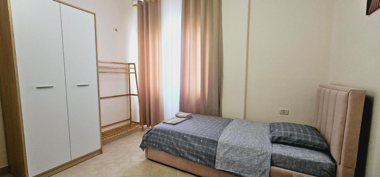 טיראנה New Bazaar Side Bliss 2 Bed Room Apt With Free Garage מראה חיצוני תמונה