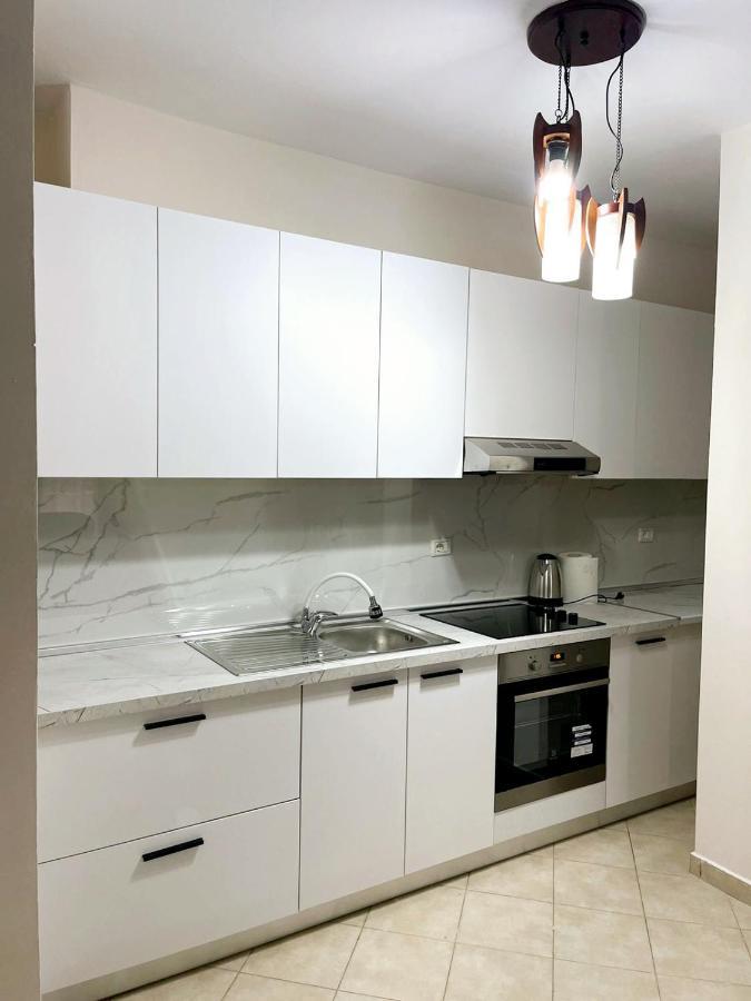טיראנה New Bazaar Side Bliss 2 Bed Room Apt With Free Garage מראה חיצוני תמונה