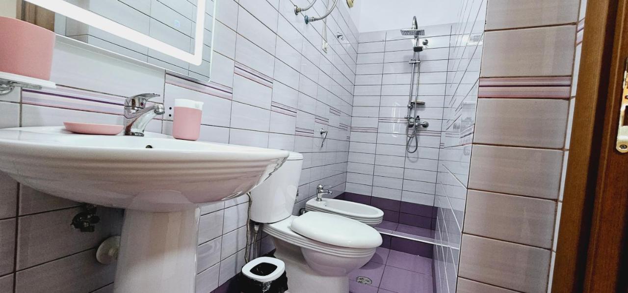 טיראנה New Bazaar Side Bliss 2 Bed Room Apt With Free Garage מראה חיצוני תמונה
